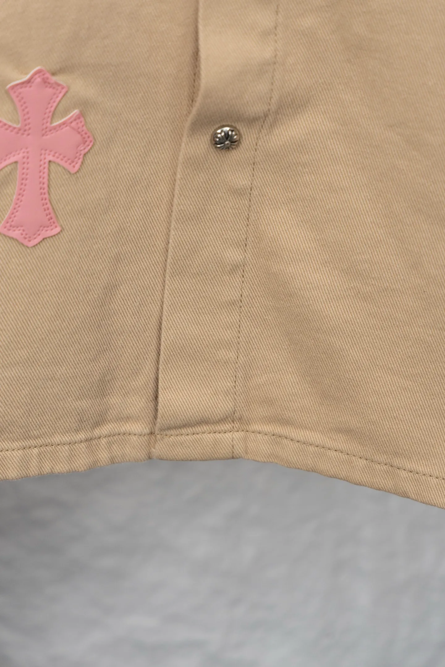 P260 model number/F110 chrome hearts 2025 new limited edition cherry blossom pink checkerboard leather Work Dog Jacket khaki denim jacket denim jacket vi Top heavy industry fashionable design] Consistent high street luxury style creation. Speaking of this style, the Zangyin family and GU family are definitely the leading representative brands. Especially the Zangyin family has really achieved a state-of-the-art effect in creating high street style. The unique washed material is used to create this style. The color system is quite eye-catching. After it is decorated with patchwork cross flowers, it cleverly highlights the charm of the brand. Secondly, this style uses classic The classic high-waist cutting design highlights the long legs and fashionable temperament of the upper body. The brand is highly recognizable and the slim fit configuration is more suitable for daily wear. It is a product that interprets personality, fashion, and specifications at a glance. This single product is enough to make any fan excited. It can be a white T-shirt for youthful preppy style, or a tight suspender for lady style. It has strong matching ability and can be easily controlled by men.  [Materials and craftsmanship] Needless to say, this point goes without saying. As an excellent craftsman brand, Zangyin’s requirements for details and craftsmanship are really perfect. The washed color of this model has gone through so many processes, not to mention the embellishment of denim appliques. It is also purely hand-made and sewn. Just like what they believe in, only hand-made things have soul and have the meaning of wear. A top-notch heavy-duty fashionable denim item, I look forward to your perfect interpretation! !  Color: Picture color Version: Loose